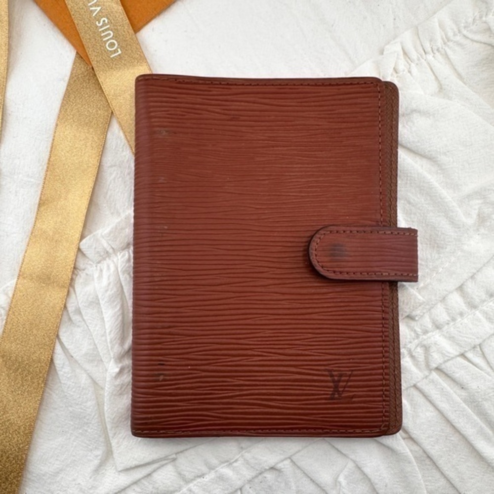 AUTHENTIC Louis Vuitton PM Epi leather small ring agenda cover. Brown.